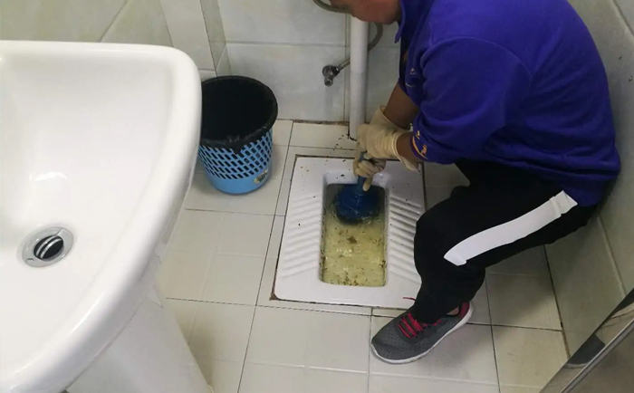 沿河疏通蹲坑